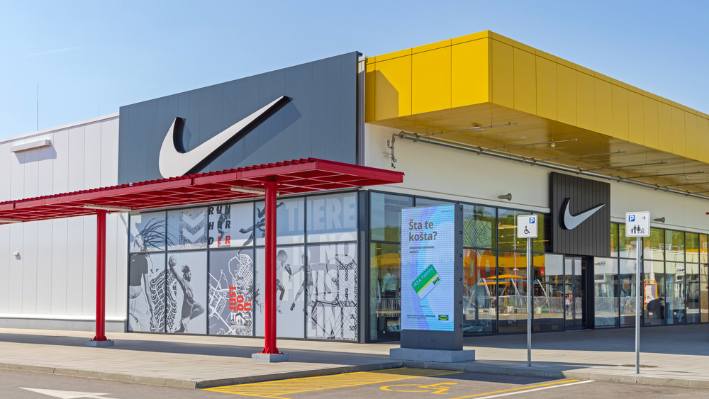 Select Exterior Retail Signage: How to Choose the Right Materials and Colors